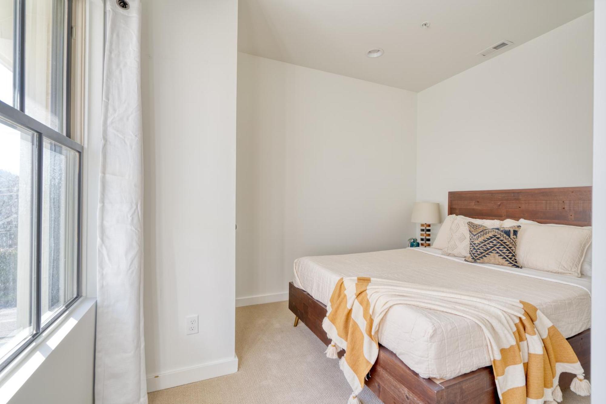 - Outstanding N Tabor Townhouse Compound Sleeps 16 *