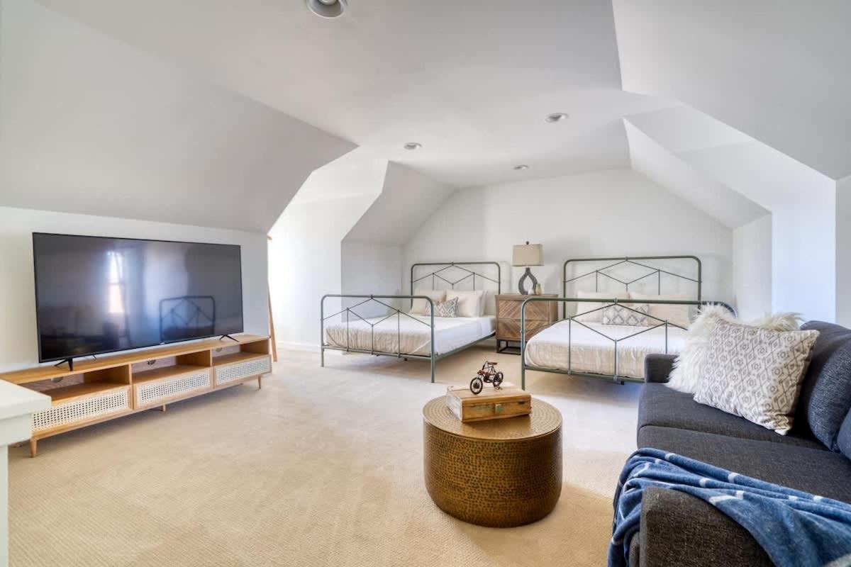 Holiday home Collection - Outstanding N Tabor Townhouse Compound Sleeps 16 *